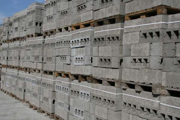 Бетонные стеновые блоки: основные характеристики и особенности эксплуатации