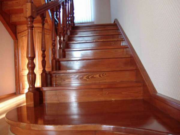 Обзор средств для покрытия деревянных лестниц - фото