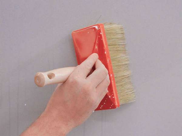 Как грунтовать стены под покраску? - фото
