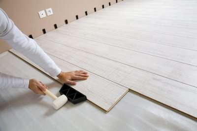 Ламинат на бетонный пол: особенности правильной укладки - фото