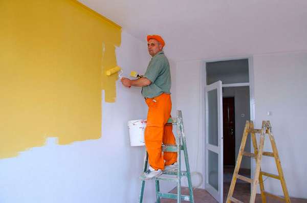 Чем и как покрасить оштукатуренные стены? с фото