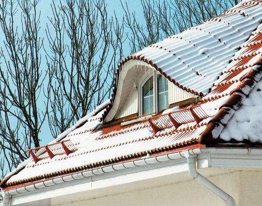 Снегозадержатели на крышу дома - трубчатые, решетчатые, уголковые с фото