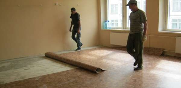 Укладка линолеума на бетонный пол: выравнивание, подложка, установка покрытия и плинтусов с фото