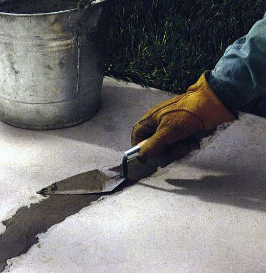 Заделка трещин в бетоне: методы Цементно-известковая смесь Применение эластичного герметика с фото